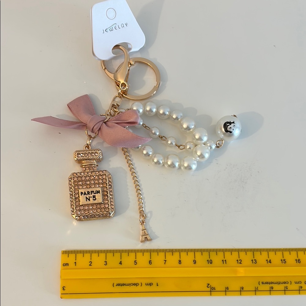 Elegant Gold and Pink Keychain with Pearl Accents - Picture 3 of 3